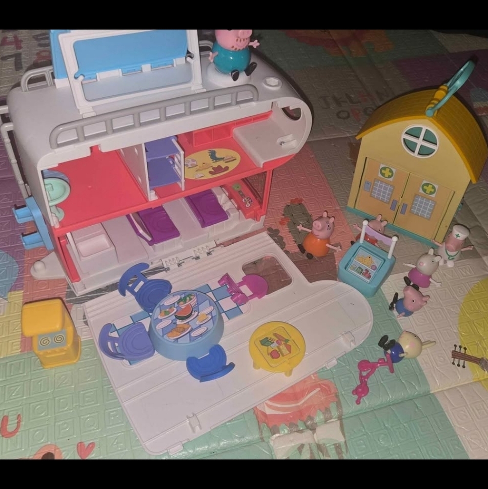 Peppa Pig's Adventures Family Motorhome toy set